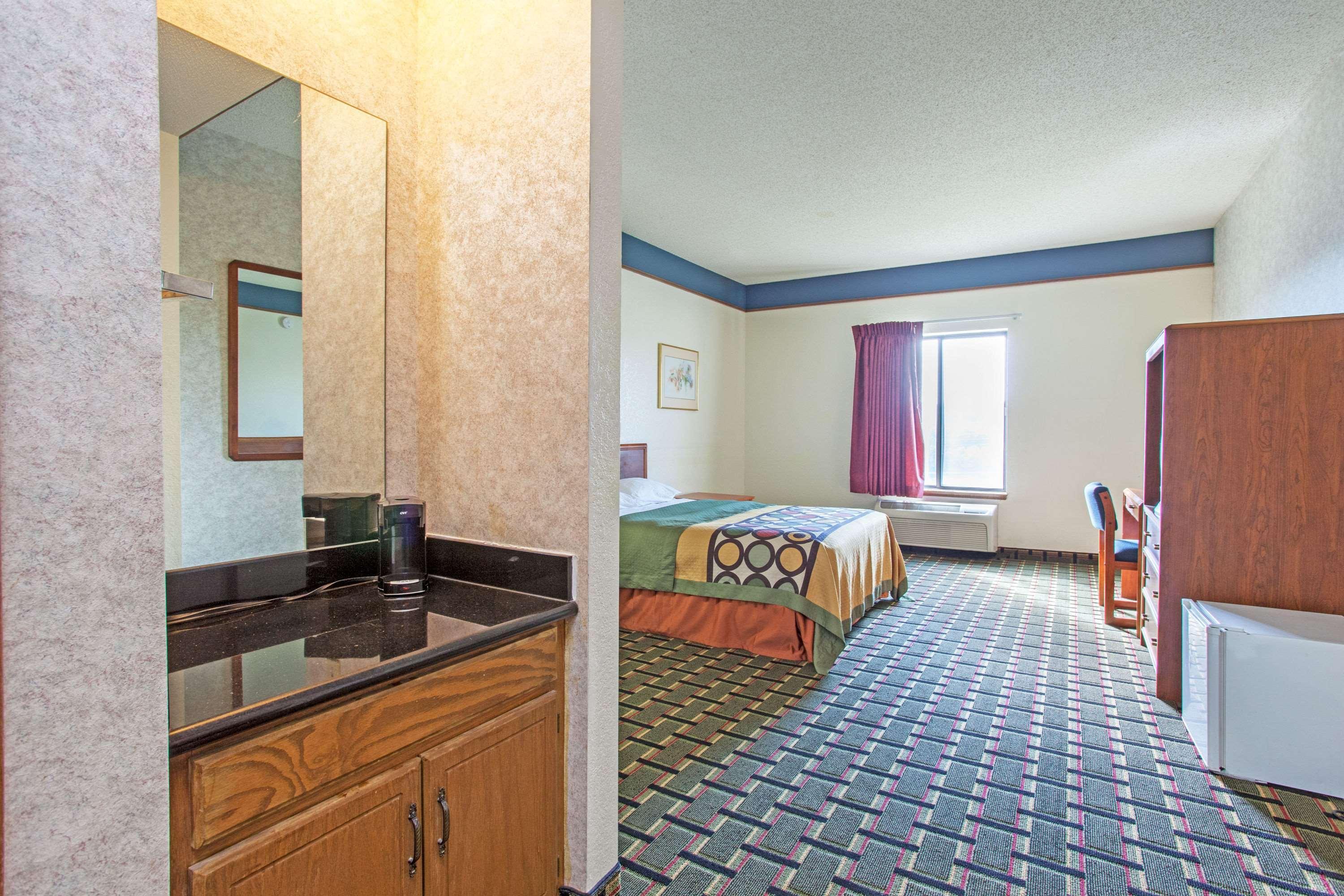 Super 8 By Wyndham Atchison Hotel Exterior photo